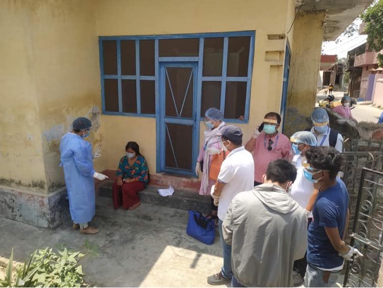 नेपालगञ्जमा होम आइसोलेसनमा बसेका बिरामीलाई घरमै उपचार थालियो 